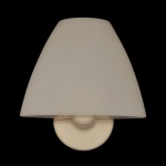 Arandela de parede by LA LAMP & DOMINICI vintage. Made in Italy. O design pós-moderno se destaca por sua cúpula cônica em vidro fosco opalinizado, que suaviza a iluminação criando uma atmosfera difusa e aconchegante. A base circular, discretamente posicionada abaixo da cúpula, fixa-se diretamente na parede garantindo um acabamento minimalista e elegante 20 x 20 cm.