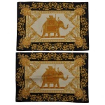 GIANNI VERSACE barroco by ATELIER VERSACE - Conjunto de 2 jogos americanos em tecido com estampa barroca de elefante, inspirados no design clássico e luxuoso de marcas de alta costura como a Versace. A peça apresenta uma moldura preta ornamentada com arabescos dourados e uma área central bege que destaca a silhueta dourada de um elefante ricamente decorado. 40 x 60 cm.