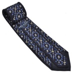 MILA SCHON - Gravata italiana em seda azul-marinho com estampa geométrica. 148 cm. O modelo traz um padrão detalhado com pequenos arabescos e formas diamantadas em tons de azul mais claro e branco,