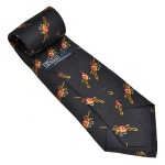 POLO BY RALPH LAUREN - Gravata de seda vintage apresentando um design clássico com fundo escuro adornado com pequenos motivos repetidos de patos selvagens (Mallard ducks) em tons de marrom, verde e laranja. 140 cm.