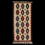 Tapeçaria Iugoslava vintage, década de 70,  Padrão geométrico de losangos em tons de vermelho e preto sobre um fundo bege. Sem uso. 100 x 50 cm.