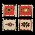 Conjunto de quatro pequenas tapeçarias Iugoslavas vintage, década de 70. por Padrões geométricos tradicionais e franjas texturizadas nas extremidades. Sem uso. 20 x 20 cm.