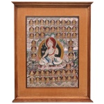 Pintura tibetana conhecida como thangka, que retrata Sitatara, Tara a Branca, uma das principais divindades do budismo tibetano, rodeada por suas diversas aparições, Aquarela. A obra apresenta pigmentos minerais naturais sobre um pano de algodão. 50 x 35 cm (MI). 71 x 56 cm (ME). Moldura em madeira. O estilo thangka é utilizado para representações devocionais e meditação, mostrando a figura central rodeada por múltiplas formas menores da mesma divindade.