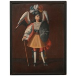 ESCOLA DE CUSCO. Séc. XIX  Anjo Arcabuzeiro. Óleo s/ placa de cobre. 28 x 21 cm. Esta tradição artística católica floresceu no Peru colonial a partir do século XVI, mesclando de maneira única as referências visuais do barroco europeu com a cosmovisão e as tradições têxteis andinas indígenas. O arcanjo é representado com roupas aristocráticas inspiradas na corte espanhola e nas divindades guerreiras incas. Suas vestes incluem uma saia armada em tom dourado, calções e meias brancas finalizadas com laços azuis nos sapatos. Ele veste um corpete decorado com arabescos brancos e carrega um característico escudo metálico circular (broquel) com um espigão central pontiagudo na mão esquerda. O elmo militar é adornado com grandes plumas coloridas (brancas, azuis e alaranjadas), símbolo de alto status militar tanto para os europeus quanto para a nobreza incaica. A figura possui a típica fisionomia idealizada da região andina - com bochechas rosadas e feições suaves. Ele segura um bastão de comando com a mão direita, sustentando uma pose herática e plana que prioriza a riqueza ornamental em detrimento da perspectiva realista ocidental