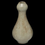 CHINA. Final séc. XVII / Séc XVIII - Vaso piriforme em porcelana chinesa, revestido por coberta celadon de cor verde água com craquelê do tipo Guan. Bojo abaulado encimado por gargalo globular e saliente. Base retraída circular. 16 x 10 cm.
