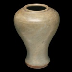 CHINA. Séc. XVIII - Vaso balaústre em porcelana chinesa, revestido por coberta celadon de cor esverdeada. Bojo abaulado, encimado por borda em debrum. 17 x 13 cm.