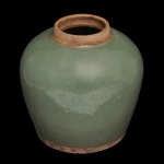 CHINA. Final séc. XVII / Séc XVIII - Pote em porcelana chinesa, de formato balaústre, revestido por coberta celadon de cor verde água. Bojo abaulado encimado por borda reta e lisa. 21 x 21 cm.