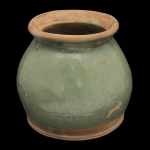 CHINA. Final séc. XVII / Séc XVIII - Pequeno pote em porcelana chinesa, de formato balaústre, revestido por coberta celadon de cor verde água. Bojo abaulado e ornado por friso com medalhões circulares. Borda revirada e saliente. Base retraída circular. 20 x 23 cm.