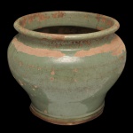 CHINA. Final séc. XVII / Séc XVIII - Pote em porcelana chinesa, de formato balaústre, revestido por coberta celadon de cor verde água. Bojo abaulado liso, encimado por borda revirada e saliente. Base circular. Perdas na coberta celadon. Sinais do tempo. 26 x 32 cm.