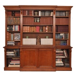 Estante de biblioteca em madeira nobre (possivelmente jacarandá maciço). Possui um design clássico com portas almofadadas na parte inferior e prateleiras abertas na parte superior. 240 x 262 x 46 cm. Os livros e objetos não estão inclusos neste lote. Foto somente ilustrativa. Este lote encontra-se no  Jardim Europa, SP. Montada ela não desce pelo elevador, Precisa ser desmontado. A retirada deve ser feita exclusivamente mediante agendamento prévio através do telefone (11) 5044-1228. Por favor, entre em contato conosco pelo telefone acima para escolher o melhor dia e horário para buscar o seu lote.