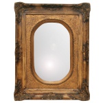 Espelho de parede com moldura dourada ornamentada, que combina uma estrutura externa retangular com uma abertura interna ovalada Exibe larga e rica moldura em madeira dourada, lavrada com perolado sobre fundo texturizado, bordado por frisos canelados e faixa floral. 65 x 50 cm (MT). 39 x 25 cm (MI)