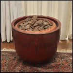 Grande vaso em cerâmica vitrificado, configurado com uma camada interna de cacos de barro ou substrato rústico para drenagem ou preparo de plantio. Esse modelo, muito semelhante aos sofisticados vasos vietnamitas, possui um acabamento marrom avermelhado polido. 50 x 60 cm. SINAIS DE USO E DO TEMPO.