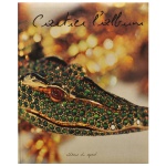 Cartier L'Album" Book, 2003 - Livro de fotografia e alta joalheria Cartier: L' Album, publicado originalmente em 2003 pela editora francesa Editions du Regard. Trata-se de uma obra de arte em formato de coffee table book, que reúne fotografias deslumbrantes das criações mais famosas da Cartier, de relógios de mistério a peças de alta joalheria usadas por realezas e celebridades. Excelente estado de conservação. A peça em destaque na capa é o lendário colar de crocodilos da Cartier feito sob encomenda em 1975 para a icônica atriz mexicana María Félix. A história conta que ela entrou na boutique da marca em Paris carregando um filhote de crocodilo vivo dentro de uma jarra para servir de modelo exato para os artesãos.