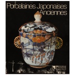 Porcelaines Japonaises Anciennes  Les Arita de la Collections de Porcelaines de Dresde. Friedric Teichel. Fotografias de Jurgen Karpinski. Pygmalion Editora. Trata-se de uma obra dedicada à porcelana de Arita que integra a famosa coleção de Dresden, considerada um dos acervos mais importantes desse tipo de arte fora do Japão. Excelente estado de conservação. Altamente ilustrado.