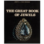 The Great Book of Jewels (também conhecido em outras edições como Le Grand Livre des Bijoux), criado pelos fotógrafos e editores Ernst A. Heiniger e Jean Heiniger. História, origem e estética de joias preciosas ao longo dos séculos. Fundo preto clássico com o título em letras claras e a imagem em destaque de uma joia ornamentada com diamantes e uma pedra azul central. Livro de capa dura conhecido por suas centenas de fotografias de alta qualidade (tanto coloridas quanto em preto e branco). Excelente estado de conservação.