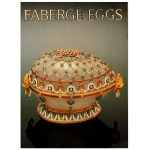 Fabergé Eggs  Imperial Russian Fantasies. Christopher Forbes, Armand Hammer. Fotografia de Larry Stein. Harry N. Abrams Inc Publishers, New York. Cpa dura em destaque o famoso Ovo Renascença de 1894 (Renaissance Egg). Esta obra-prima foi a última joia de Páscoa imperial que a Imperatriz Maria Feodorovna recebeu de seu marido, o Czar Alexandre III, antes do falecimento dele no mesmo ano. O design em formato de cofre horizontal foi esculpido em ágata leitosa translúcida e ricamente adornado com ouro, diamantes, rubis e esmalte. Livro altamente ilustrado e em excelente estado de conservação.