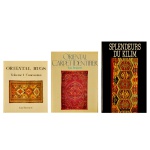 Coleção de 3 livros de referência clássicos sobre tapetes orientais e tapeçaria, ideais para colecionadores, historiadores e entusiastas de arte têxtil. A) Oriental Rugs. Volume 1 Caucasian. Ian Bennett. Oriental Textile Press Ltd. B) The Oriental Carpet Identifier. Chartwell Books Inc. C) Splendeurs du Kilim. Yanni Petsopoulos e Bolkis Balpinar. Traduction de Jean François Allain. Flammarion.