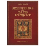 Splendeurs des Tapis d'Orient", escrito pelo especialista Taher Sabahi e publicado originalmente em 1987 pela editora francesa Éditions Atlas. Trata-se de uma obra de referência de grande formato, com 462 páginas totalmente em francês. O livro traz um panorama aprofundado sobre a história, evolução, técnicas e materiais de tapetes tradicionais de diversas regiões da Ásia, cobrindo produções da Pérsia, Turquia, Cáucaso, Afeganistão, Turcomenistão, China e Índia. Livro antigo de luxo, esgotado e de grande formato com 462 páginas e estojo de tecido rígido.