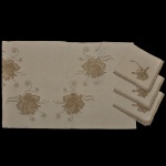 Jogo de mesa posta em tecido de tonalidade neutra (linho bege ou marfim) e decorados com delicados bordados florais dourados. Composto por toalha de mesa medindo 334 x 188 cm e acompanhado por 12 guardanapos coordenados medindo 52 x 46 cm. É uma opção sofisticada para composições de mesa posta elegantes, ideais para jantares formais ou celebrações.