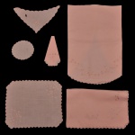 Conjunto para mesa posta contando de 3 toalhas de linho rosa ovais com bordado (115 x 83 cm) com 36 guardanapos (37 x 30 cm), 6 caminhos de mesa (80 x 51 cm), 36 redondos para copo (15 cm), 6 triangulares (18 x 32 cm), 36 paninhos quadrados recortados (45 x 42 cm).