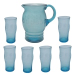 Década de 30  Conjunto de peças para refresco vintage em vidro na cor azul claro. Composto por 6 peças, sendo: Jarra com alça integrada e relevos texturizados na base (20 x 18 cm).  e 5 copos (14 cm).