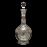 SAINT LOUIS - Licoreira em cristal transparente com delicados desenhos gravados no corpo e uma tampa esférica. 22 cm.