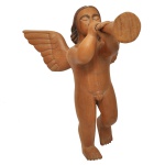 ARTE POPULAR BRASILEIRA - COSTINHA (Raimundo Nonato Costa Filho) - Anjo com Trombeta. Escultura em madeira. Assinada. 47 x 34 x 34 cm. Raimundo Nonato Costa Filho, mais conhecido como Costinha, nasceu em Teresina, Piauí, a 11 de Fevereiro de 1968. Começou a trabalhar artisticamente em 1980, como discípulo de Mestre Dezinho. É especialista em escultura em madeira, realizando uma grande coleção de anjos, santos, talhas regionais, painéis, baús coloniais, oratórios e gamelas. As obras de Costinha são bastante conhecidas e procuradas, no Brasil e no exterior. Autor do belíssimo painel Decoração Infantil, que se encontra na Creche Risoleta Neves no Centro Administrativo do Estado. Participou de várias exposições e feiras de arte realizadas no Piauí
