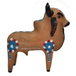 ARTE POPULAR BRASILEIRA - MANUEL EUCOCIO - Escultura de boi em barro cozido (terracota) com acabamento em pintura policromada (colorida). Representação de um boi com giba acentuada, típico de raças zebuínas, com chifres e orelhas escuros.Pintura artesanal com rosetas ou flores estilizadas nas cores azul, vermelha e branca nas laterais e nos ombros. 20 x 20 x 8 cm.