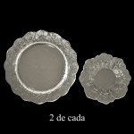 LALIQUE, France. Modelo Honfleur. Conjunto de 4 pratos em cristal francês, translúcidos. O design icônico dessa linha destaca-se pelas suas bordas ricamente trabalhadas em relevo e acabamento acetinado com motivos de folhas de gerânio. Assinado. 21 cm e 15 cm