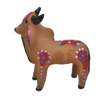ARTE POPULAR BRASILEIRA - MANUEL EUCOCIO - Escultura de boi em barro cozido (terracota) com acabamento em pintura policromada (colorida). Elas se caracterizam pelos detalhes modelados à mão, pintura colorida e padrões decorativos pontilhados ou florais sobre o tom natural do barro terracota. 16 x 17 x 6 cm.