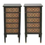 LOUIS VUITON - Mar de mini cômodas francesas vintage. Apresenta um design elegante em estilo semainier, caracterizado por uma estrutura alta e estreita com cinco gavetas funcionais. A estrutura externa é feita de madeira nobre com acabamento em laca preta, apoiada sobre pernas esguias e retas. As frentes das gavetas são decoradas com um padrão geométrico detalhado em tons de marrom e dourado, com o logo da grife LV. finalizadas com discretos puxadores centrais redondos de metal dourado. No verso apresenta antiga etiqueta de papel envelhecido fixado na madeira, exibindo o logotipo clássico da Louis Vuitton com o endereço de Londres ("454 Strand"). 78 x 34 x 30 cm.