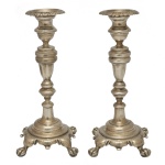 Contraste DEZ DINHEIROS. RIO DE JANEIRO. C 1845/1850 - Par de castiçais em prata brasileira, cinzelada e repuxada. Estruta com segmentos em forma de balaústre e detalhes aneladosm apoiados em três pés cinzelados no estilo de garra. Contraaste da prata 10 Dinheiros, Rio de Janeiro. Ourives J J P S. Circa de 1845 /1850. Pág. 379. 26 cm. Peso 965 gramas.