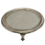 BRASIL. D. Maria. Séc. XVIII - Salva em prata de lei brasileira de estilo e época D. Maria. Apresenta forma circular conta com uma borda canelada trabalhada em relevo e sustentado por pés ornamentados de estilo clássico. 19 cm. Peso 268 gramas.