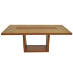 Mesa ar apresentação de formato retangular em madeira (MDF). Base central vazada e um elegante detalhe em relevo no centro do tampo. Marcas de uso. 80 x 200 x 100 cm. MDF. Falta pedaço da folha.