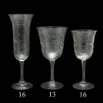 Conjunto composto por 45 taças altas em vidro translúcidos com um formato alargado na borda e delicados detalhes gravados no bojo. Sendo: 16 flutes (23 cm), 13 taças para água (19 cm) e 16 taças p/ vinho (18 cm). 1 taça com bicado.