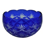Bowl semiesférico em cristal da Boêmia, ornado em overlay azul Royal Blue. Bojo lapidado e ornamentado por raiados sobre treliças. Borda superior recortada em arcos. Apresenta bicado na borda. 14 x 23 cm.