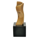 DOMENICO CALABRONE (Aieta, Itália 1928  São Paulo, 2000)  Escultura abstrata com uma silhueta vertical e sinuosa, com dobras e aberturas sutis em bronze polido e dourado, fixada sobre uma base escura de granito. Assinada e numerada. 17 x 6 x 6 cm. Escultor, pintor, gravador, designer de jóias, cenógrafo. Artista plural e dinâmico, é mais conhecido por sua produção escultórica,