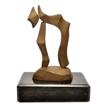 DOMENICO CALABRONE (Aieta, Itália 1928  São Paulo, 2000) - Escultura abstrata de bronze polido e durado  esculpida com formas geométricas e orgânicas apoiada sobre uma base cúbica escura de mármore. Assinada e numerada. 27 x 20 x 12 cm. Escultor, pintor, gravador, designer de jóias, cenógrafo. Artista plural e dinâmico, é mais conhecido por sua produção escultórica,