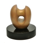 FRANKLIN (Álvaro Franklin da Silveira  1935 - 2020)  Escultura  de forma abstrata e orgânica com perfuração central em bronze polido e dourado, apoiada sobre uma base de mármore. Assinada. 12 x 11 cm.