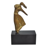 ANITA  Escultura em bronze polido e dourado retratando uma bailarina. A obra apresenta linhas fluidas que transmitem a sensação de movimento contínuo da dança, apoiada sobre uma base retangular escura. Assinada e numerada 79/100.
