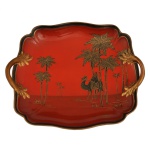NORITAKE, Japan - Bandeja decorativa em porcelana japonesa na cor vermelha com detalhes dourados de camelo e palmeiras, destacando-se pelas alças laterais com acabamento texturizado. Marcas da manufatura. 4 x 27 x 24 cm. Espólio de Josephina Penteado da Fonseca, SP.