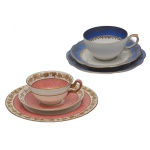 Lote constando de 2 conjuntos de xícaras com seus pires e prato para bolo, sendo: A) Porcelana  inglesa decoração na cor rosa. Manufatura Wedgwood.  20 cm (prato p/ bolo).  6 x 10 cm (xícara)) e pires (15 cm). B) Porcelana nacional Renner azul com ouro.17 cm (prato para bolo), xícara (5 x 9 cm), pires (15 cm). Espólio de Josephina Penteado da Fonseca, SP.