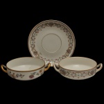 Limoges, France - Conjunto de taças para consommé com alças e um pires correspondente, em porcelana francesa de Limoges, com detalhes florais e acabamento em dourado (5 x 12 cm) com 1 pires (16 cm). Espólio de Josephina Penteado da Fonseca, SP.