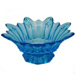 Centro de mesa em vidro decorativo azul translúcido com borda recortada em formato de pétalas.12 x 30 cm. Espólio de Josephina Penteado da Fonseca, SP.