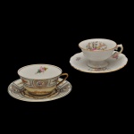 Lote constando de 2 xícaras com seus pires, em porcelana decoradas com detalhes florais e delicados frisos dourados nas bordas e nas alças, sendo: xícara para chá polonesa (5 x 9 cm / 13 cm) e xicara para café pintada a mão (5 x 8 cm / 12 cm). Espólio de Josephina Penteado da Fonseca, SP.