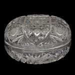 Caixa (bomboniere) de formato circular em espesso cristal com uma rica lapidação geométrica feita à mão.13 x 20 cm. Espólio de Josephina Penteado da Fonseca, SP.