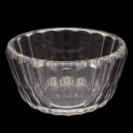 Bowl em vidro canelado, amplamente utilizado para servir sobremesas de modelo clássico apresentando paredes externas com relevo em linhas verticais (efeito canelado) e uma borda levemente ondulada.10 x 20 cm. Espólio de Josephina Penteado da Fonseca, SP.