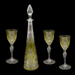 Conjunto constando de licoreira cônica em cristal da Boêmia lapidado na tonalidade amarelo vibrante sobre fundo translúcido  (estilo double), com uma elegante tampa  pontiaguda. Acompanham 3 cálices de mesma decoração  com bojo cônico e pés circular. 41 cm (licoreiro). 12 cm (cálice) Uma taça com bicado na borda superior. Espólio de Josephina Penteado da Fonseca, SP.