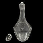 Licoreira vintage em cristal lapidado. Base larga com facetas geométricas que sobem afinando em direção ao gargalo alongado. A tampa original que acompanha o conjunto está quebrada e um pedaço presso no gargalo. 26 x 13 cm. Espólio de Josephina Penteado da Fonseca, SP.