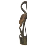 Escultura artesanal de garça em madeira recuperada. 85 cm. Espólio de Josephina Penteado da Fonseca, SP.